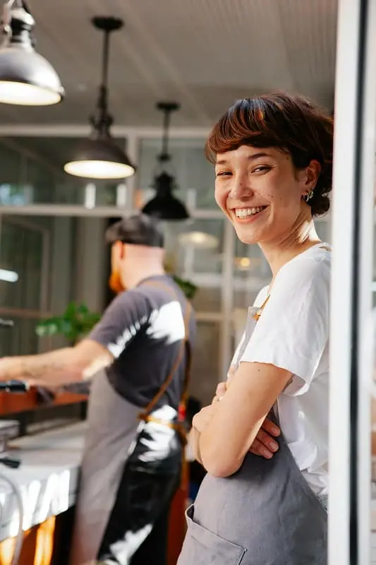 ragazza giovane al lavoro